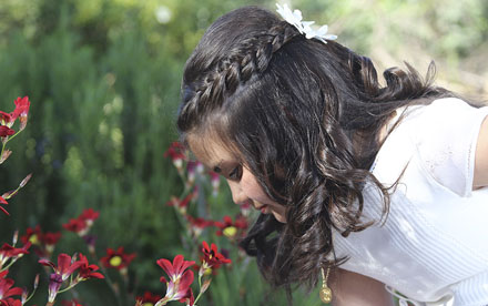 Foto de niña Primera Comunión con flores