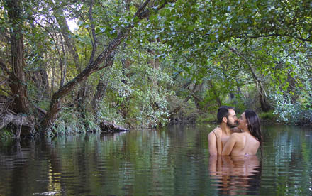 Fotografía de pareja metida hasta la cintura en el agua