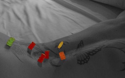 Fotografía de espalda tatuada de chica con ositos de gominola