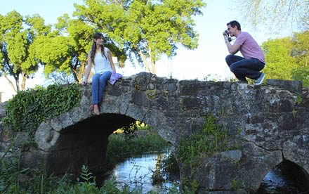 Fotografía de pareja en un puente de piedra